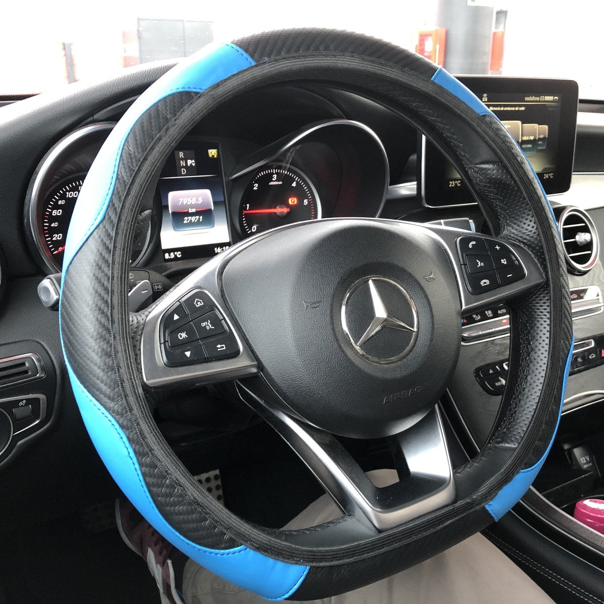 Blauwe stuurhoes gemonteerd in een auto