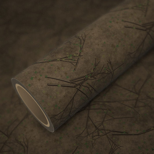 Rol camouflage boomtakken op een vel van dezelfde folie